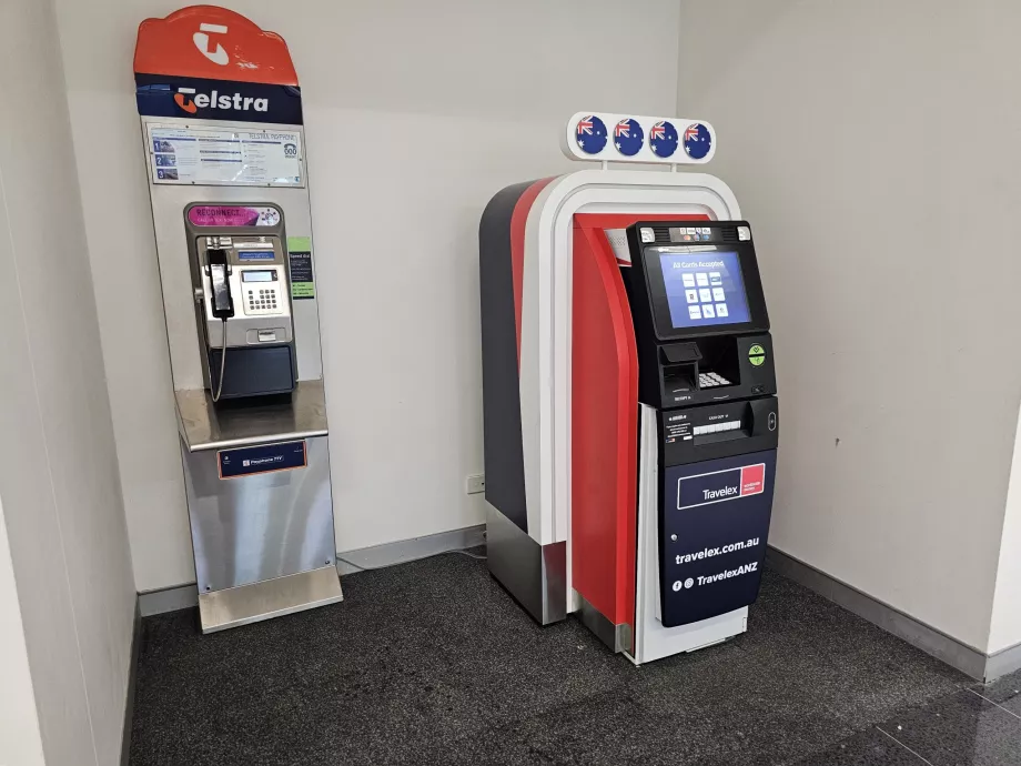 Bankomatas atvykimo salėje