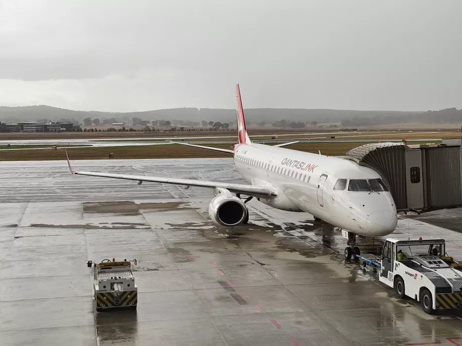"Qantas", "Embraer E190
