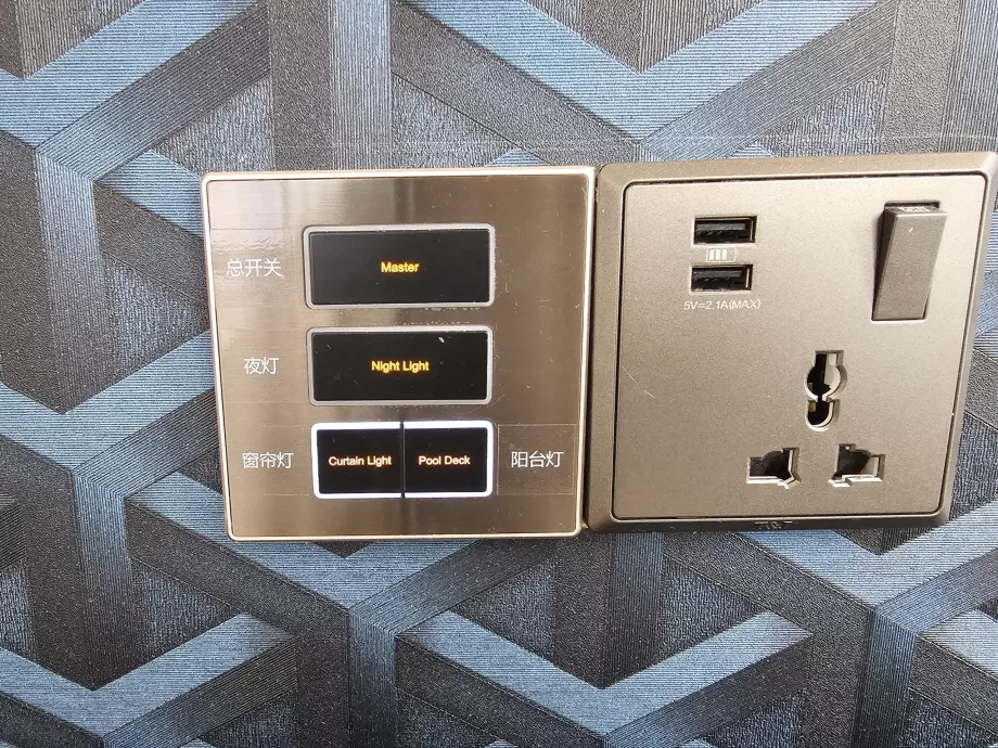 Apšvietimo valdymas, užuolaida ir naktinis stalčius