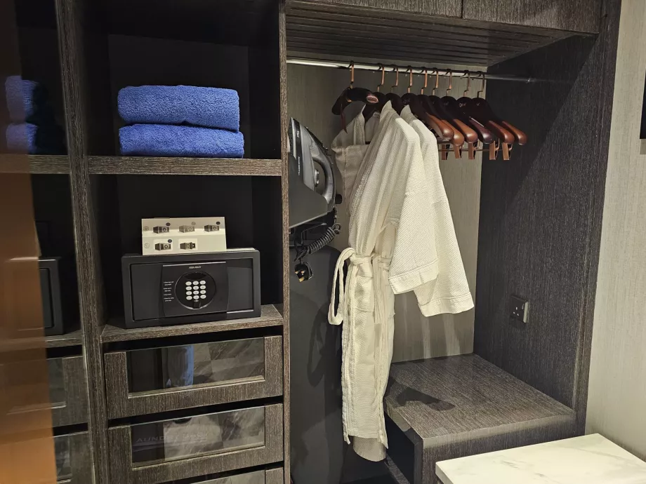 Spintos, seifas, lygintuvas ir chalatai