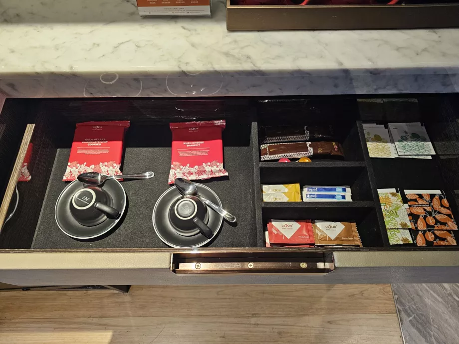 Arbatos, cukrus ir sausainiai