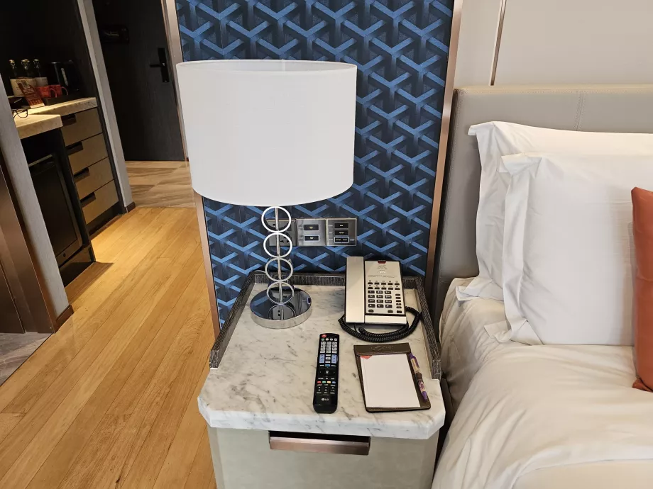 Naktinis staliukas su telefonu