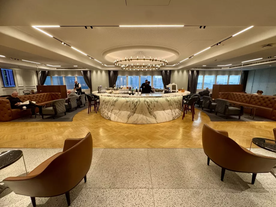 Viršutinio aukšto poilsio kambarys su baru