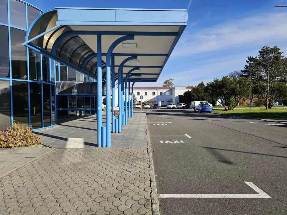 Taksi stendas priešais atvykimo salę