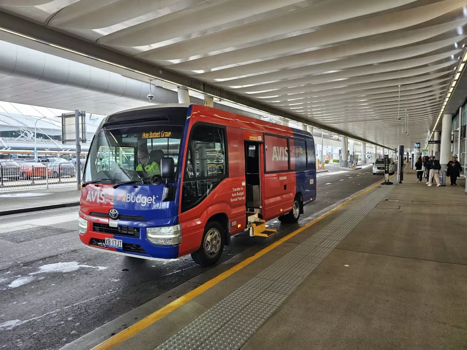 Pervežimo autobusai į automobilių nuomos įmones iš 2 ir 3 terminalų