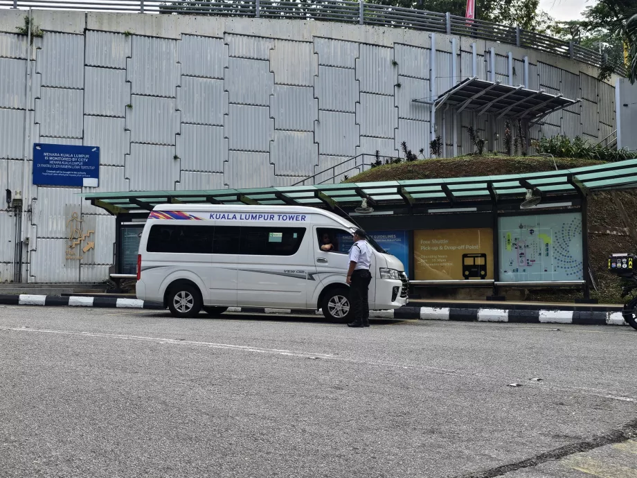 Pervežimas autobusu nuo įėjimo į "Menara" bokštą