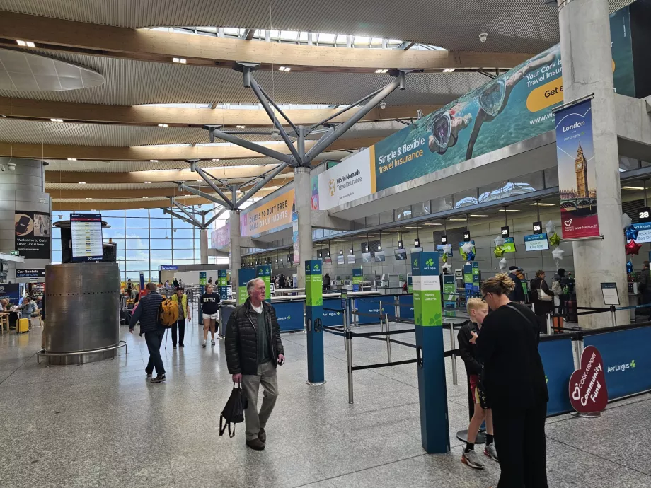 Registracijos stalai išvykimo salėje