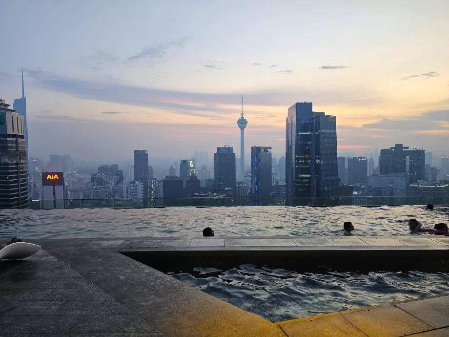 Vakare ant stogo esantis baseinas