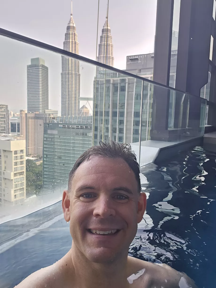 Aš baseine kambario balkone