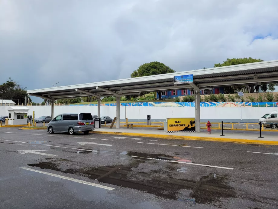 Taksi stovėjimo aikštelė priešais naująjį terminalą