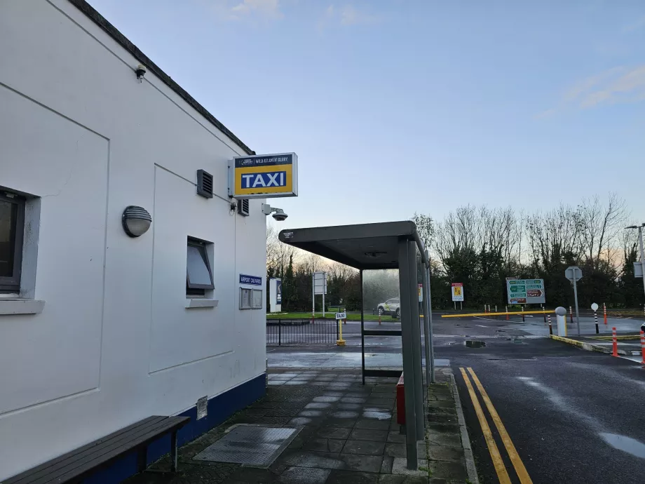 Taksi stotelė ir autobusų stotelė