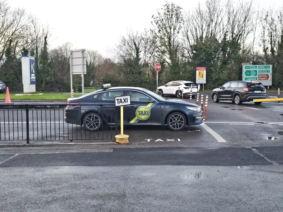 Taksi stendas priešais terminalą