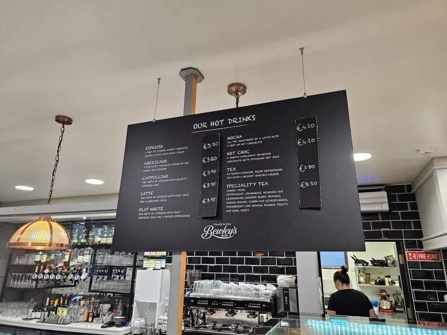 Kainos oro uosto restorane, viešojoje dalyje