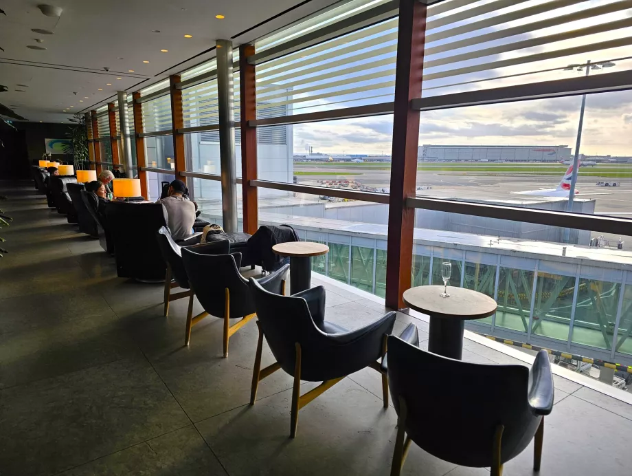 Foteliai su vaizdu į asfaltą