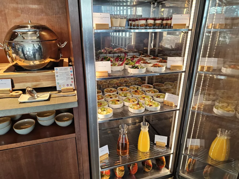 Vaisiai, panna cotta, sultys ir daržovių salotos