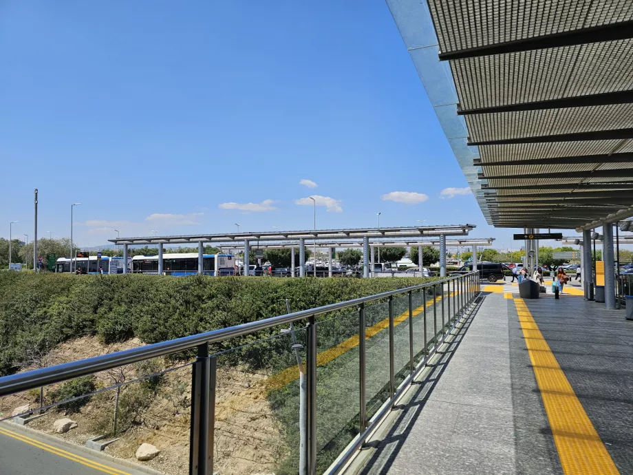 Kelias į autobusų stoteles (kairėje)