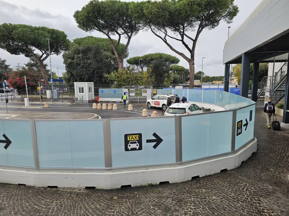 Taksi stendas priešais atvykimo salę