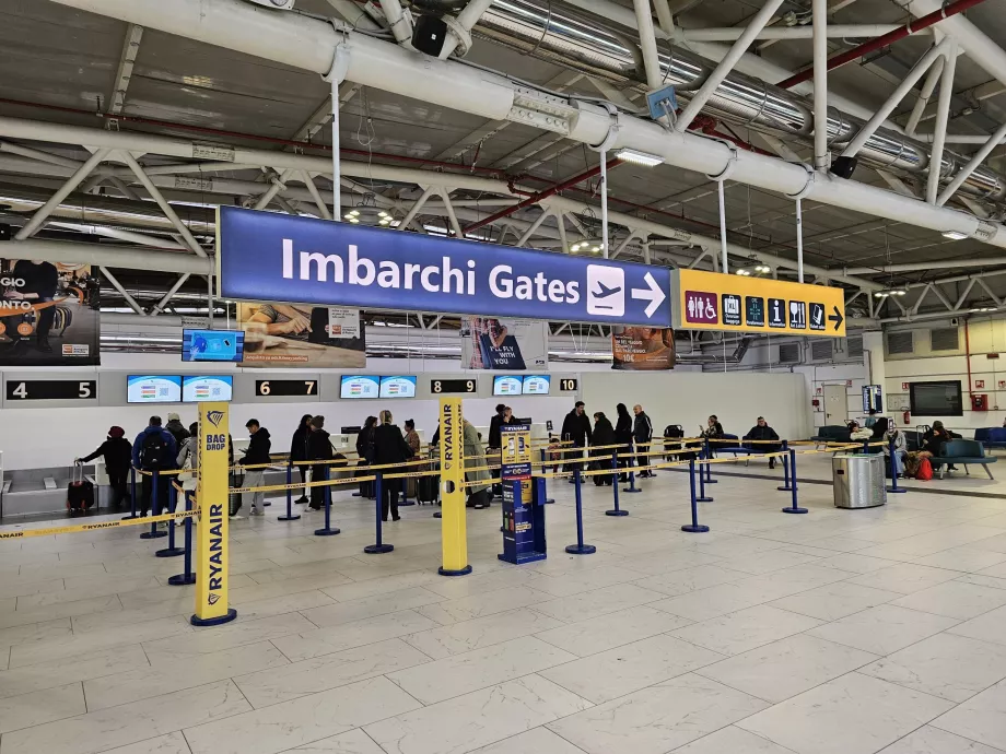 Išvykimo salė su registracijos stalais