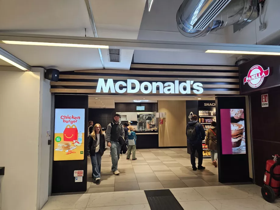 "McDonald's" išvykimo salėje, viešojoje erdvėje