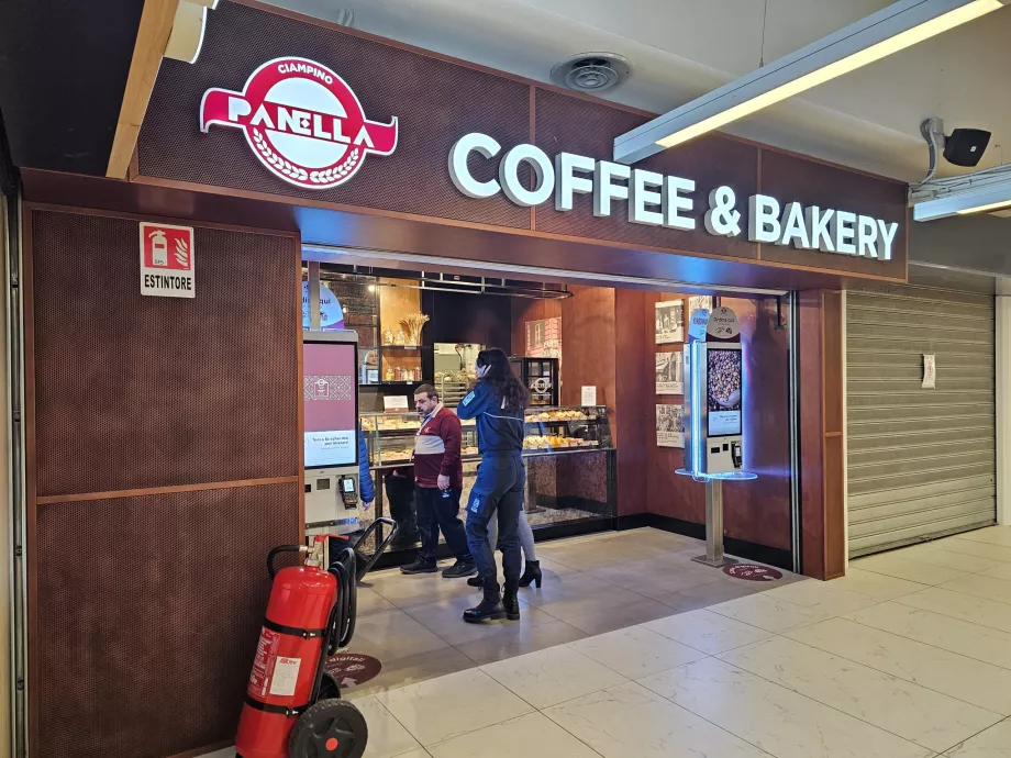 Kavinė išvykimo salėje, viešojoje erdvėje