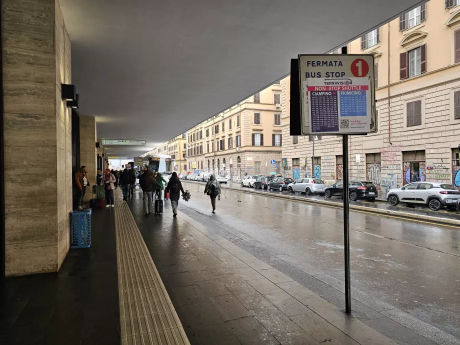 Greitųjų autobusų stotelės priešais Roma Termini stotį