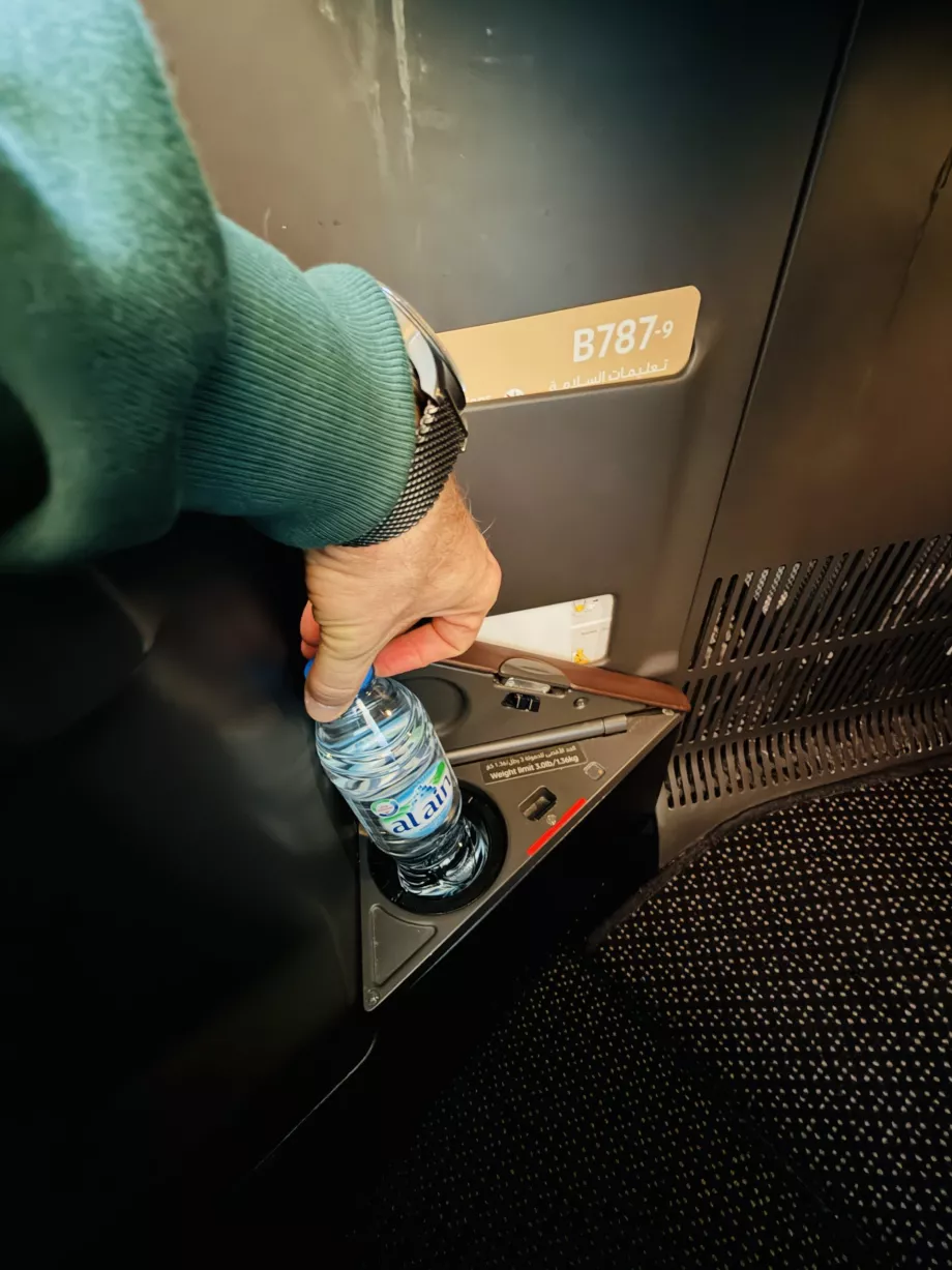 Vandens buteliukas daiktadėžėje