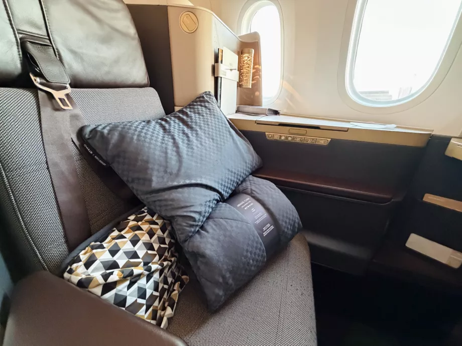 "Armani" nugaros atrama, pagalvė ir antklodė