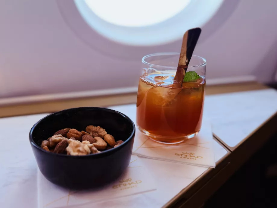 Pašildytas riešutų mišinys ir šalta arbata