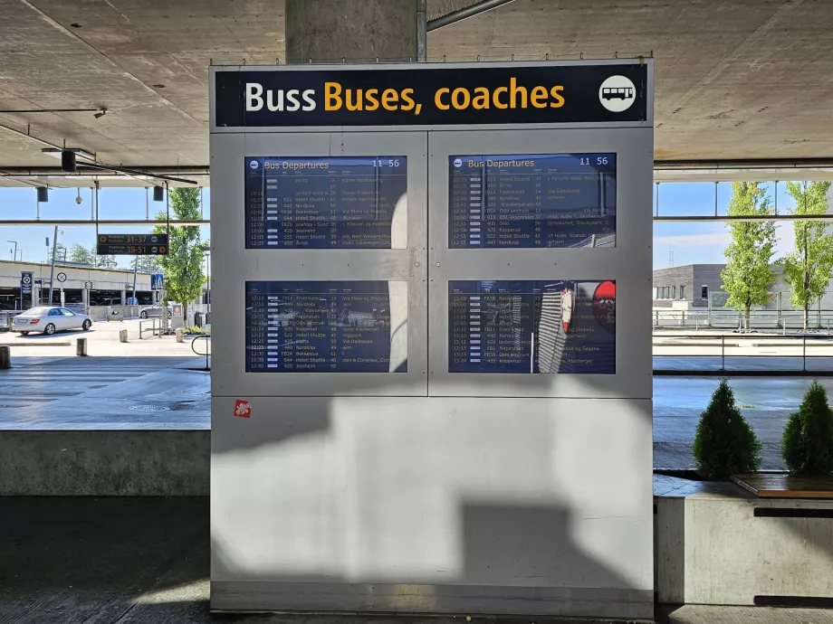 Informaciniai stendai su visų autobusų išvykimo laikais