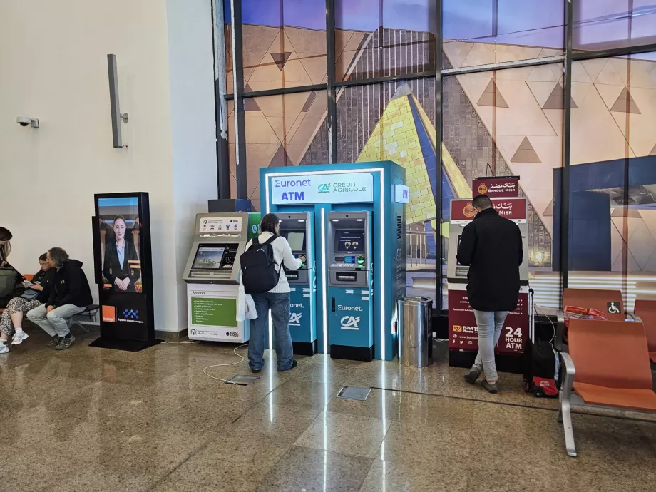 Bankomatai prieš pasų kontrolę