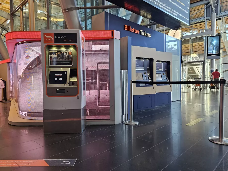 Bilietų automatai: kairėje - "Flytoget", dešinėje - traukiniai Vy