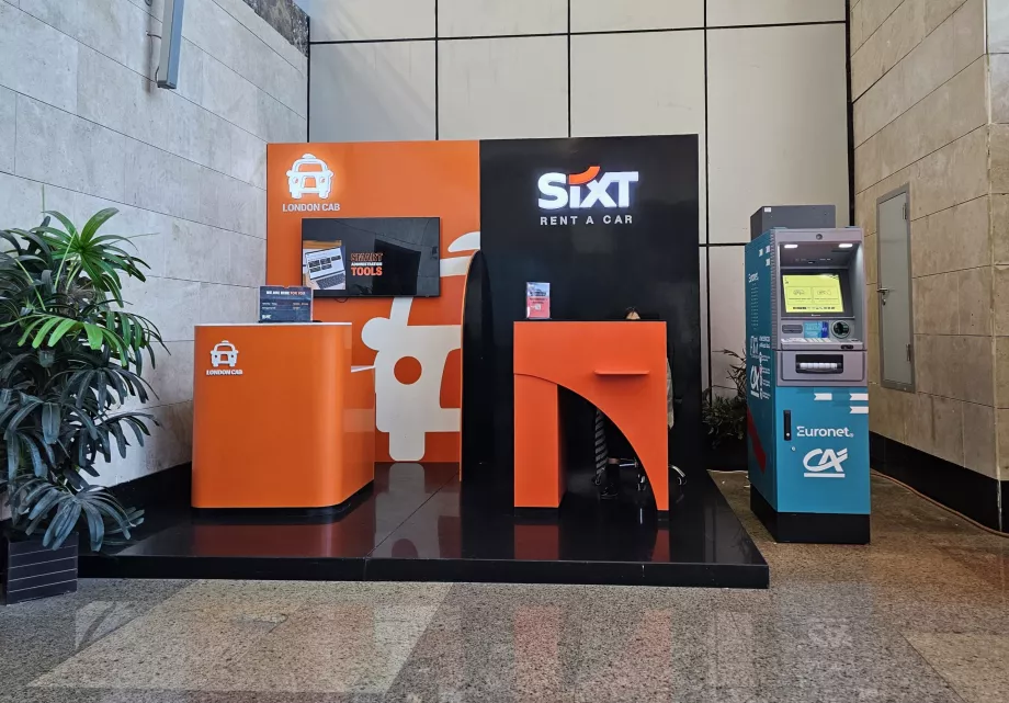 Automobilių nuomos punktas atvykimo salėje