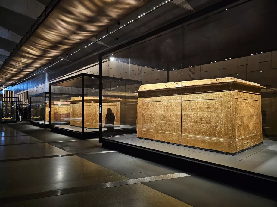 Kapai pagrindinėse galerijose