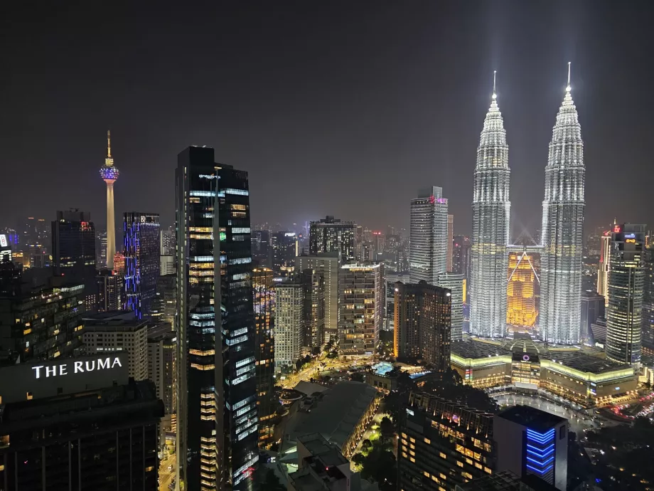 Naktinis vaizdas iš baseino