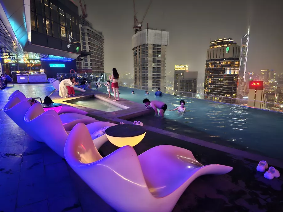 Baseinas ant stogo naktį