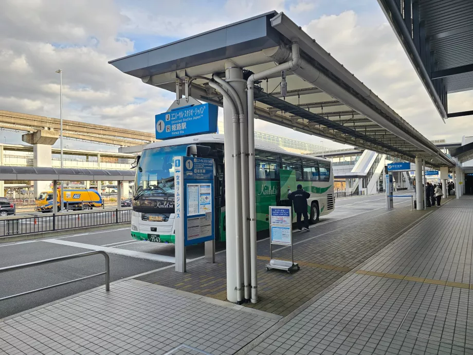 Autobusas priešais terminalą