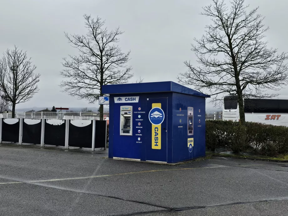 Bankomatas prie atvykimo salės