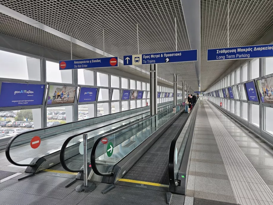Kryptys iki metro ir traukinių, Atėnų oro uostas