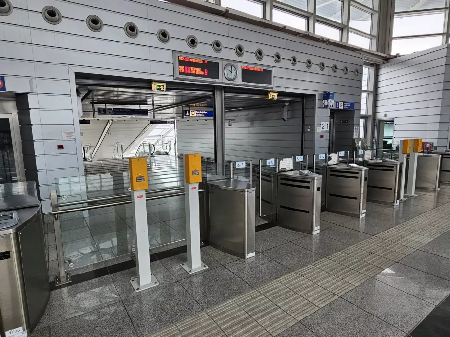 Turniketai prie įėjimo į metro (prisegti prie skaitytuvo, geltonas žymeklis nenaudojamas)