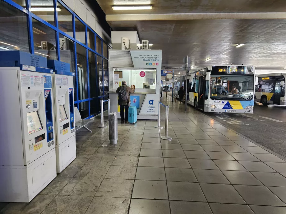 Prekybos automatai ir bilietų kasa autobusų stotelėje, Atėnų oro uostas