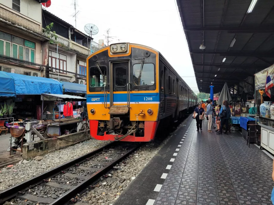Traukinys į Wongwian Yai stotį