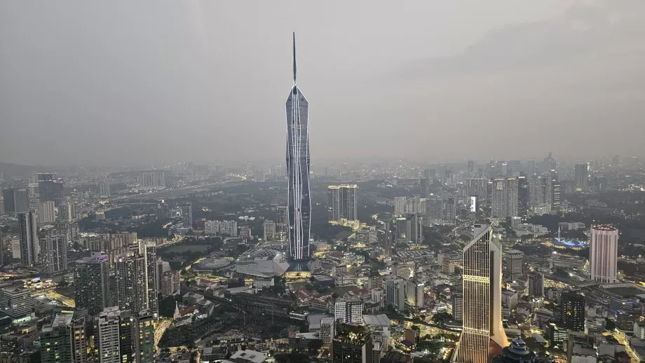 Vaizdas į dangoraižį "Merdeka 118" iš "Menara" bokšto