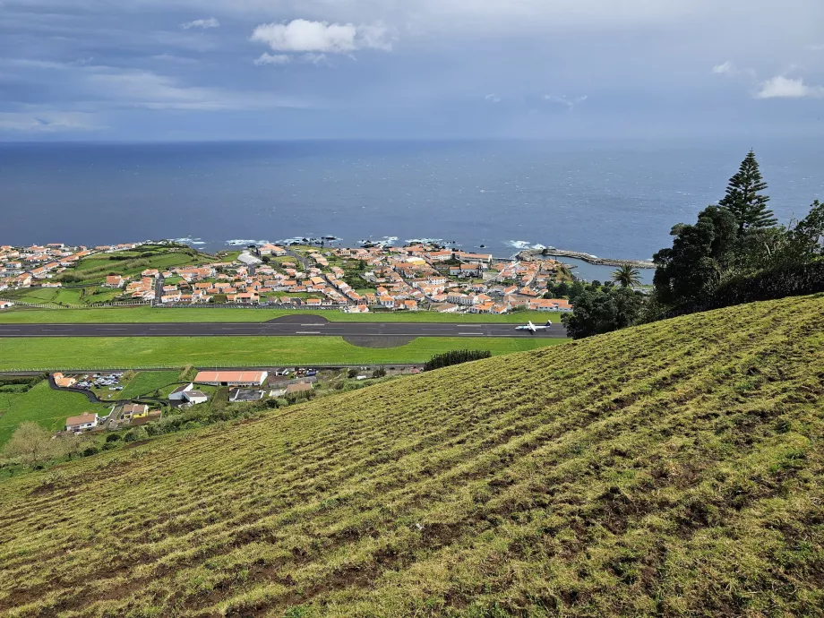 Kilimo ir tūpimo tako ir Santa Cruz das Flores vaizdas