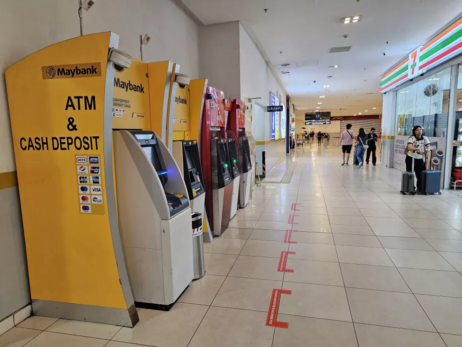 Bankomatai prie kasų