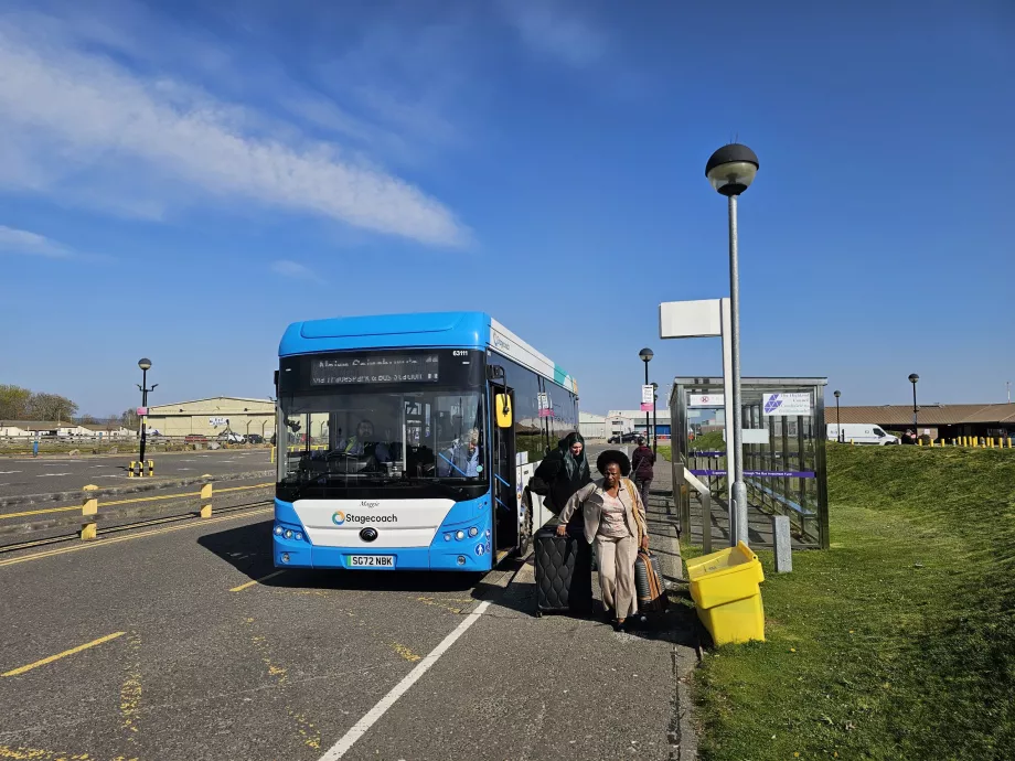 Autobusų stotelė priešais terminalą (Inverneso ir Nairno kryptimi)
