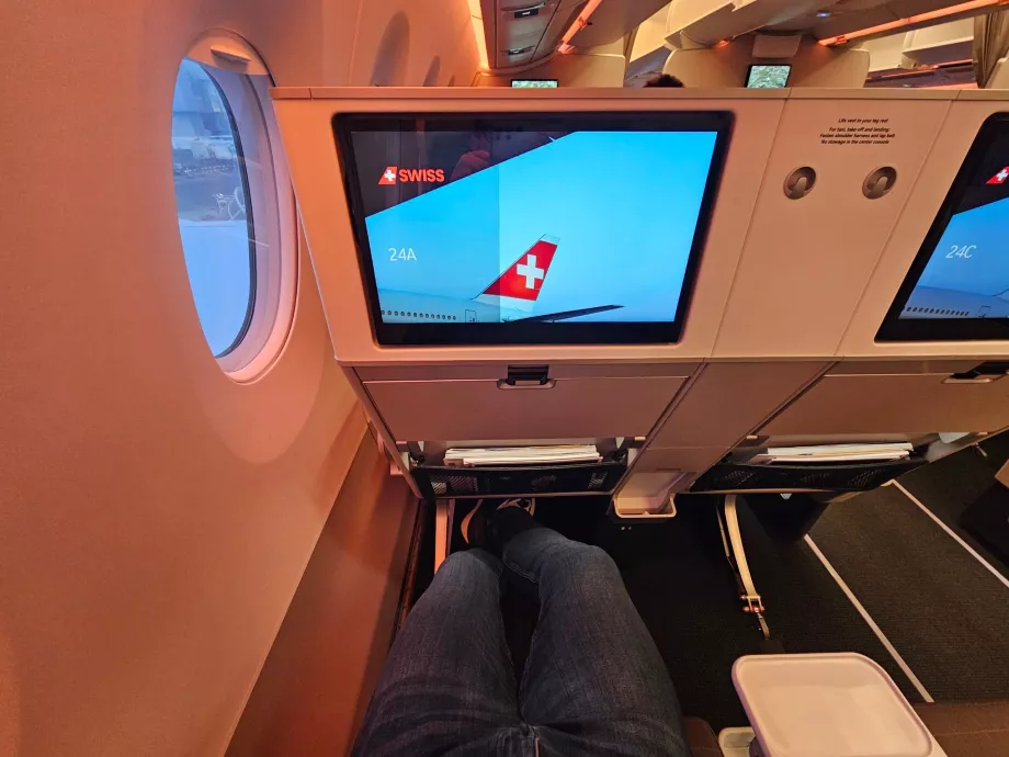 Erdvė kojoms ir ekranas