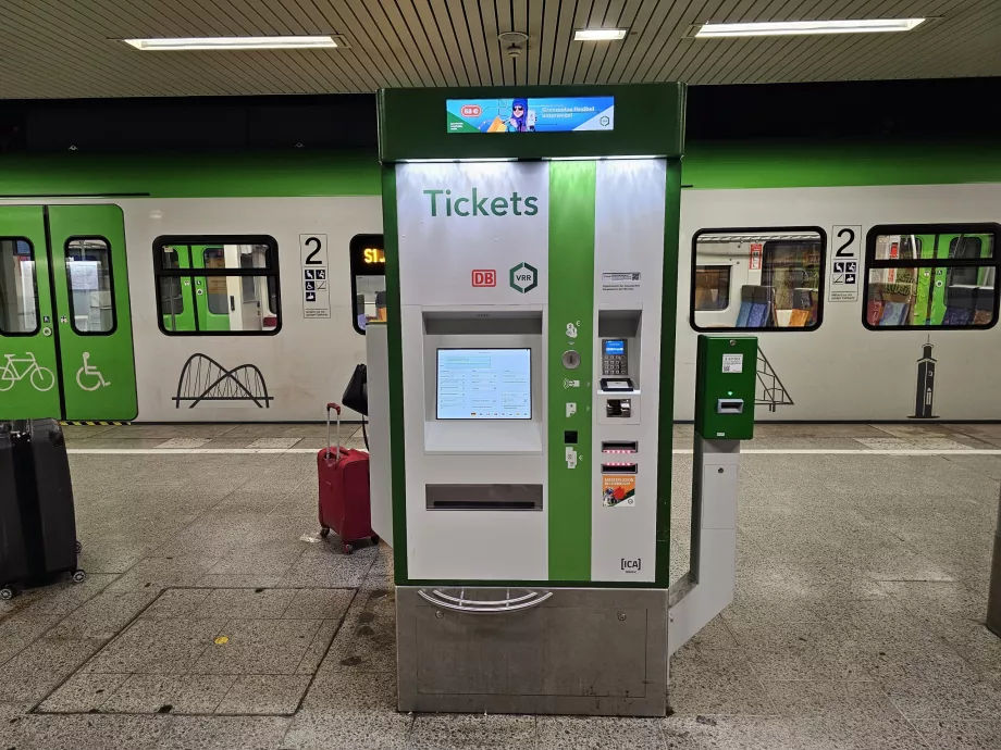 Bilietų pardavimo automatas perone