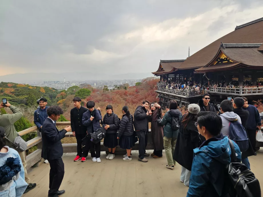 Kiyomizu-dera, perspektyva, kurioje yra minios žmonių