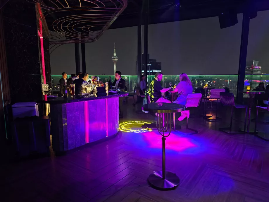 Viešbučio baro aplinka