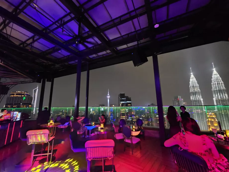 Viešbučio baro aplinka